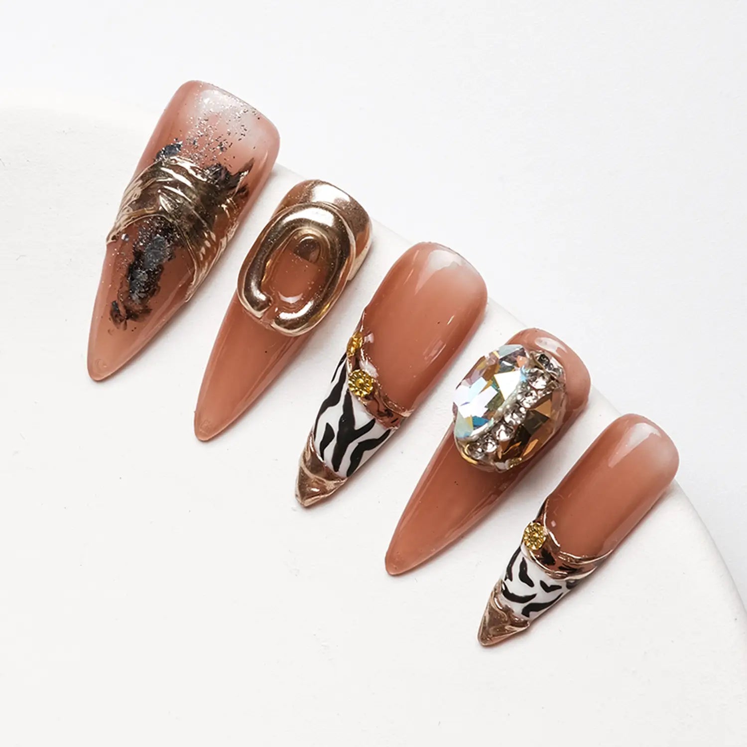Gold decoration and rhinestones on the nails