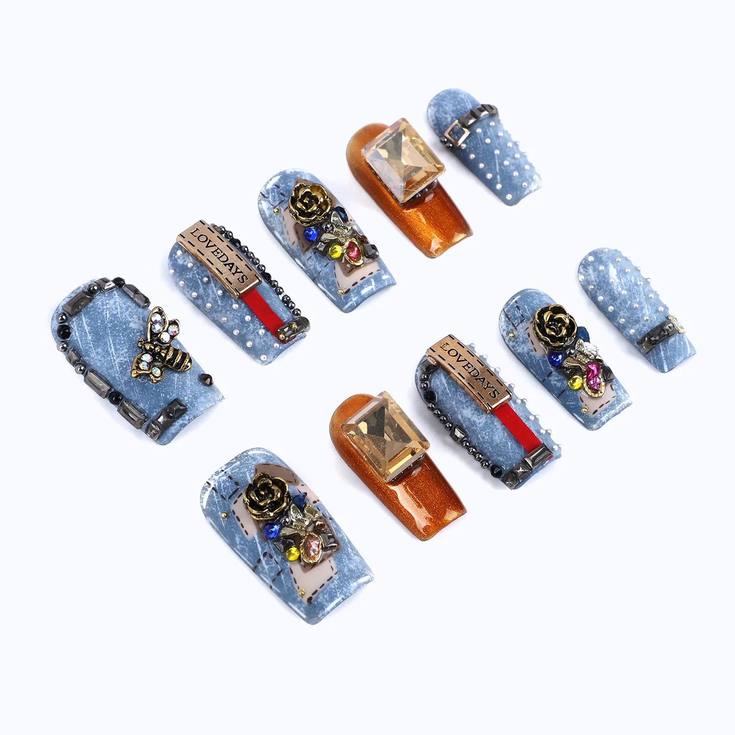 The orange nails are decorated with square crystals and rivets, which look simple and elegant.