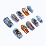 The orange nails are decorated with square crystals and rivets, which look simple and elegant.